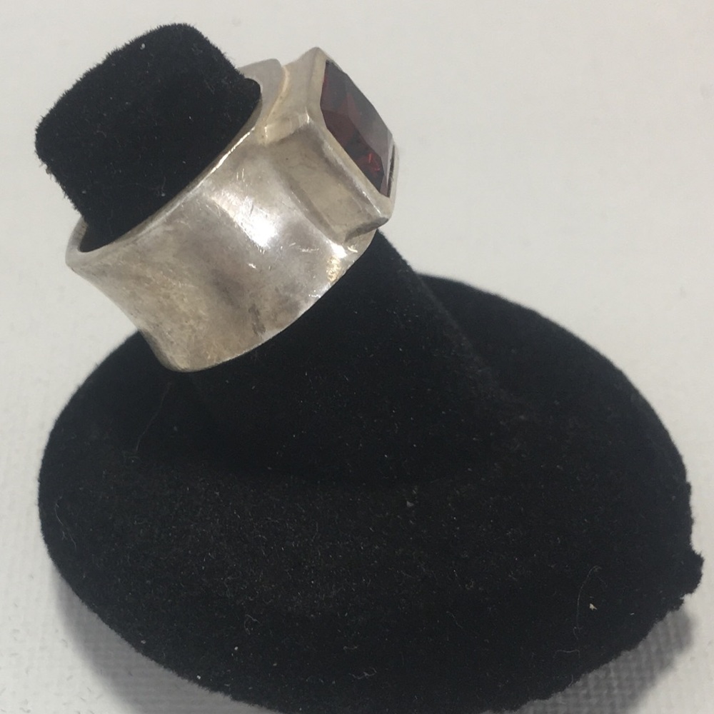 Sterling and garnet ring - Picture 3 of 6